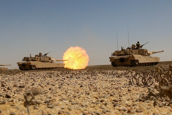 Xe tăng chiến đấu chủ lực M1A2 Abrams của lục quân Mỹ tác chiến trong cuộc tập trận bắn đạn thật liên hợp ở một căn cứ quân sự của Ai Cập vào tháng 9/2017.
