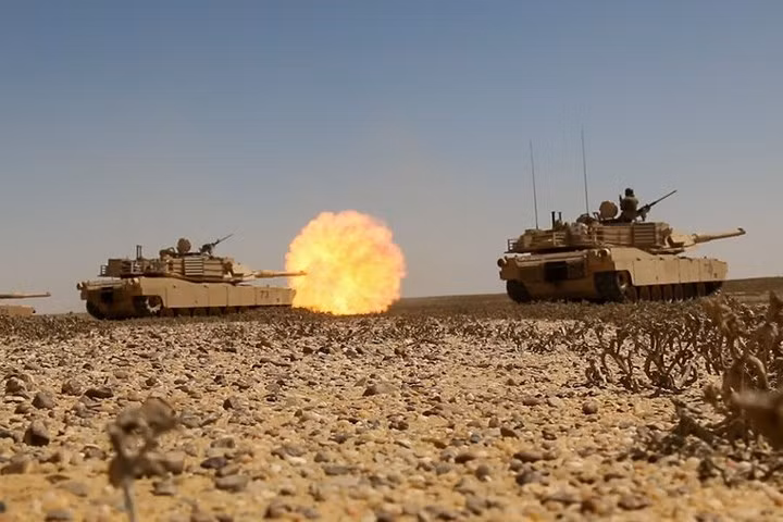 Xe tăng chiến đấu chủ lực M1A2 Abrams của lục quân Mỹ tác chiến trong cuộc tập trận bắn đạn thật liên hợp ở một căn cứ quân sự của Ai Cập vào tháng 9/2017.