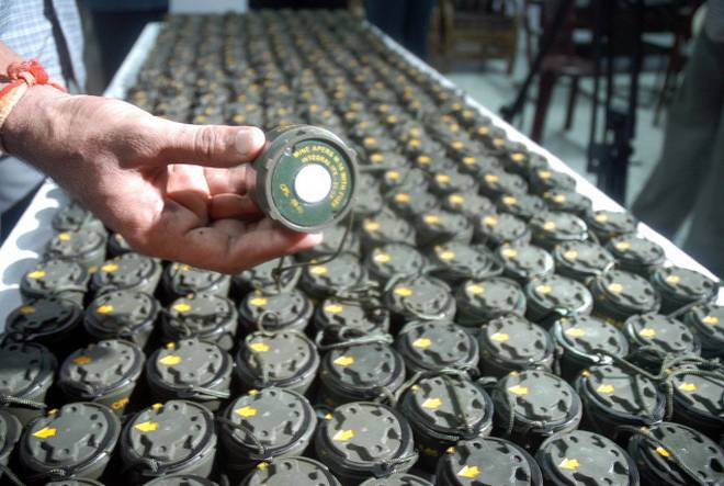 Năm 1997, Hiệp ước Ottawa đã được ký kết giữa nhiều quốc gia để chấm dứt việc sử dụng mìn chống người trong chiến tranh. Tuy nhiên Israel, Trung Quốc, Pakistan, Nga và Ấn Độ vẫn chưa chịu ký vào hiệp ước này. Nguồn ảnh: Antimines.