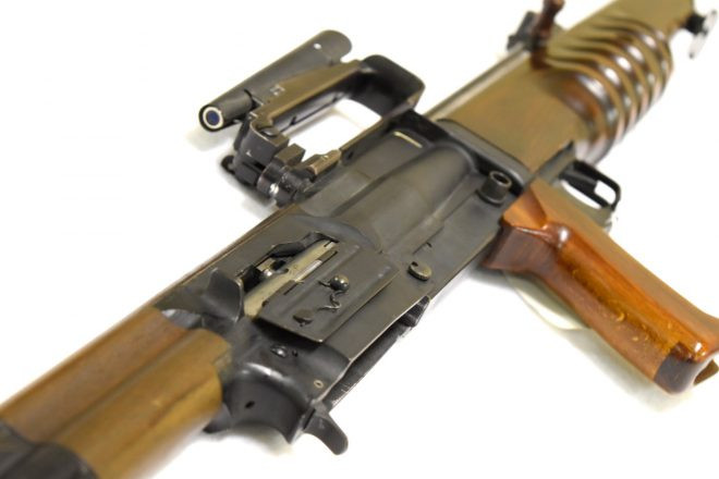 Điểm đáng chú ý hơn đó là tầm bắn hiệu quả lên tới 700 mét và tốc độ bắn từ 7,5 tới 10 viên mỗi giây (tùy loại đạn) của khẩu súng này. Kèm theo đó là hộp tiếp đạn 20 viên, đủ ngắn để xạ thủ có thể nằm bắn một cách dễ dàng. Nguồn ảnh: Fianna.