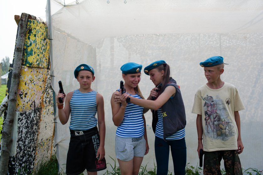 Thậm chí giới trẻ Nga còn được chấm điểm qua các bài bắn súng với đạn thật ở một số trại hè. Nguồn ảnh: Time.