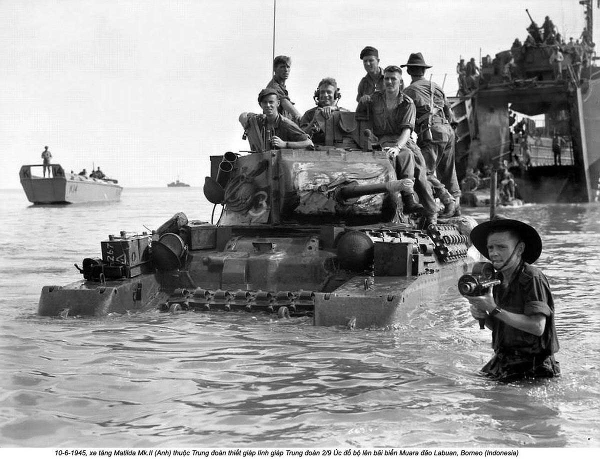 Hải quân đánh bộ Australia cùng lực lượng thiết giáp đổ bộ xuống Indonesia. Cần phải nhắc thêm, một phần lãnh thổ Indonesia hiện nay trước Chiến tranh Thế giới thứ 2 thuộc về Australia và sau đó đã bị Nhật chiếm đóng. Nguồn ảnh: Flickr.