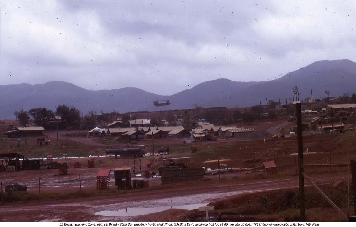 Trực thăng CH-47 Chinook của Mỹ bên trong bãi đổ bộ.