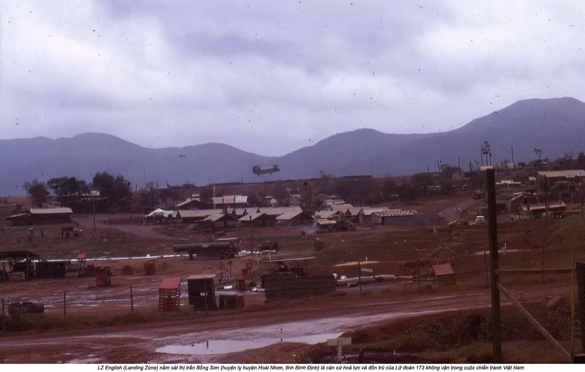 Trực thăng CH-47 Chinook của Mỹ bên trong bãi đổ bộ.