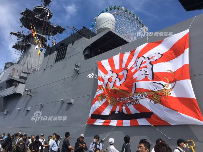 Có trọng tải tối đa chỉ khoảng 27.000 tấn, khu trục hạm mang trực thăng Kaga có độ dài khoảng 248 mét, lườn rộng 38 mét, mớm nước 7,5 mét và có công suất tối đa khoảng 112.000 sức ngựa cho phép nó di chuyển với tốc độ cao nhất lên tới 30 hải lý trên giờ tương đương với 56 km/h. Nguồn ảnh: Sina.