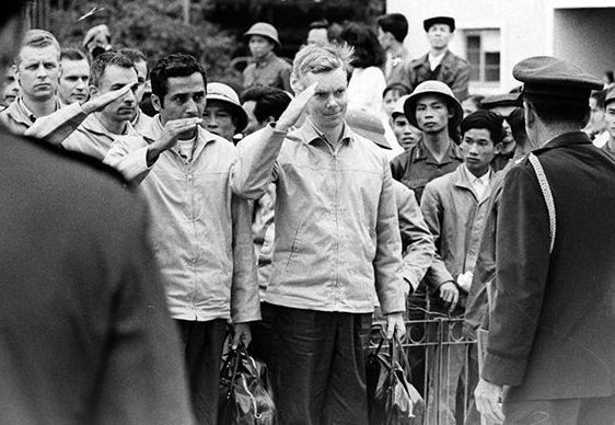 Tù binh Mỹ được phía Mỹ tiếp đón. Nguồn ảnh: Flickr.