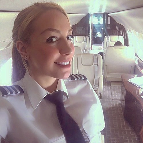 Cô là phi công lái loại máy bay chở khách Embraer Legacy 600. Ảnh: Instagram.
