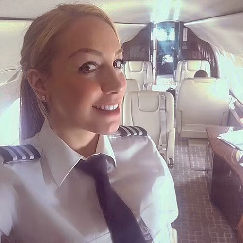 Cô là phi công lái loại máy bay chở khách Embraer Legacy 600. Ảnh: Instagram.