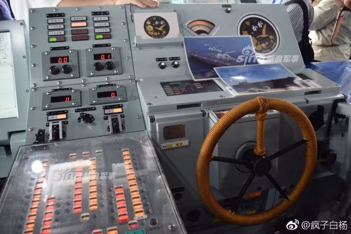 Cận cảnh khoang lái của tàu sân bay trực thăng Kaga. Nguồn ảnh: Sina.