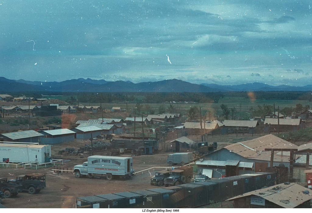 Cảnh tượng tấp nập bên trong bãi đổ bộ EZ English của Mỹ thời Chiến tranh Việt Nam.