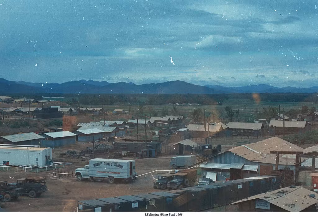 Cảnh tượng tấp nập bên trong bãi đổ bộ EZ English của Mỹ thời Chiến tranh Việt Nam.