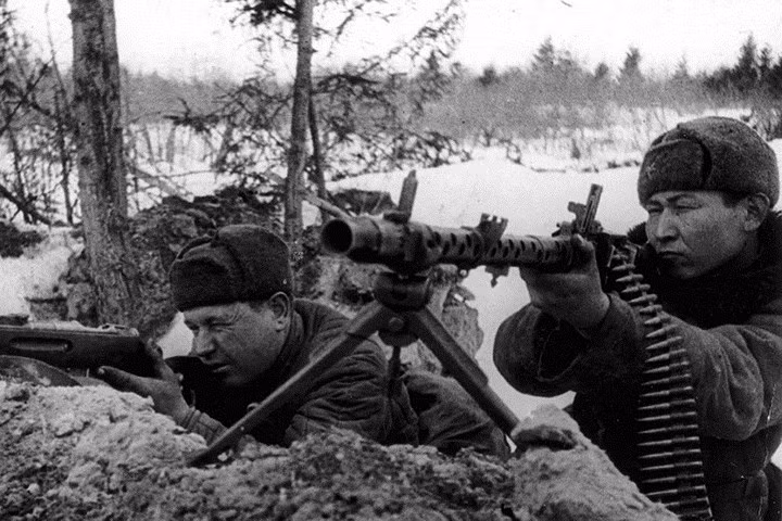 Binh sĩ Hồng quân sử dụng súng máy MG-34 thu của Đức.