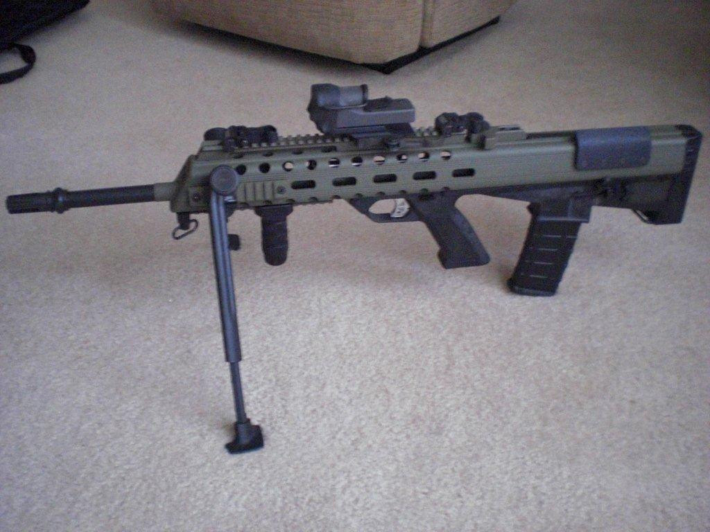 Súng được trang bị nhiều rãnh kỹ thuật để xạ thủ gắn thêm phụ kiện gắn ngoài, nhất là với các phiên bản được sản xuất sau này, khẩu Bushmaster đã có thiết kế cải tiến vượt trội với vẻ ngoài cực kỳ hầm hố và nhiều tính năng đi kèm thông qua các phụ kiện gắn ngoài. Nguồn ảnh: Pinterest.