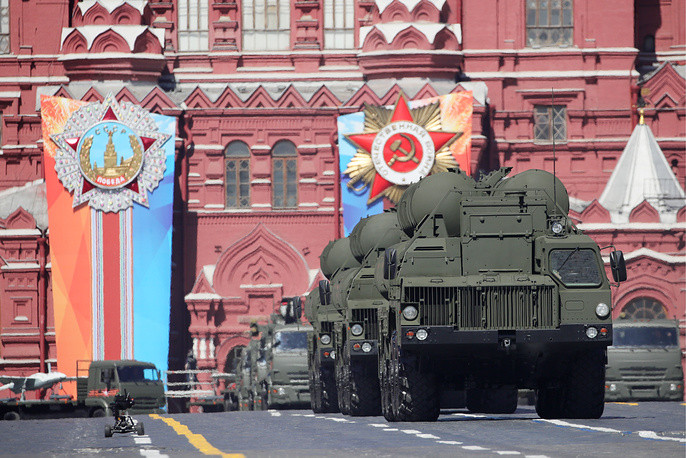 Tổ hợp tên lửa phòng không S-400 Trumf, một trong những tổ hợp phòng không đang được Nga triển khai tại Syria. Đây là loại tên lửa phòng không hiện đại nhất hiện nay của Nga cũng như của cả thế giới. Nguồn ảnh: TASS.