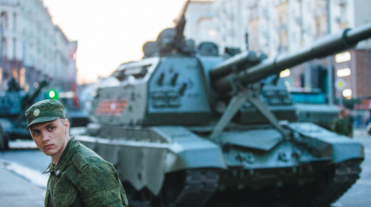 Pháo tự hành 2S19 Msta-S cỡ nòng 152,4mm của Quân đội Nga tham gia buổi duyệt binh. Đây là loại pháo tự hành được gia nhập biên chế quân đội Nga từ năm 1989, sử dụng khung gầm của xe tăng T-80 nhưng lại sử dụng động cơ của xe tăng T-72. Nguồn ảnh: Gazeta.