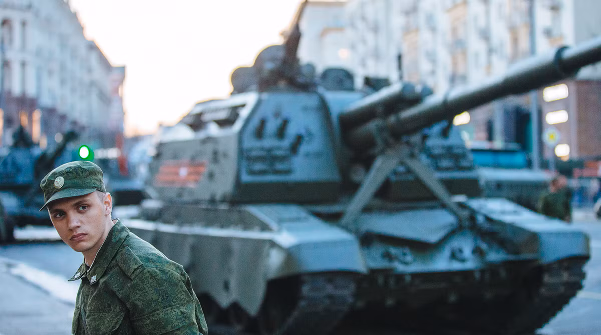 Pháo tự hành 2S19 Msta-S cỡ nòng 152,4mm của Quân đội Nga tham gia buổi duyệt binh. Đây là loại pháo tự hành được gia nhập biên chế quân đội Nga từ năm 1989, sử dụng khung gầm của xe tăng T-80 nhưng lại sử dụng động cơ của xe tăng T-72. Nguồn ảnh: Gazeta.