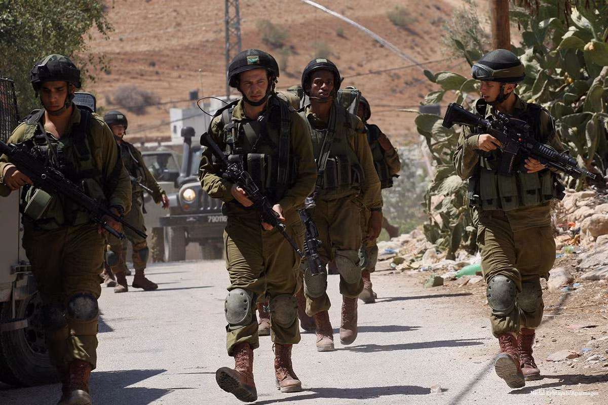 Đây cũng là đội quân có thành tích chiến đấu quân sự "khủng" nhất Trung Đông dù còn là một quốc gia non trẻ. Israel có luật nghĩa vụ quân sự bắt buộc với cả nam lẫn nữ, đây cũng là một quốc gia sở hữu vũ khí hạt nhân và một ngành công nghiệp quốc phòng "sánh ngang với các cường quốc năm châu". Nguồn ảnh: News.