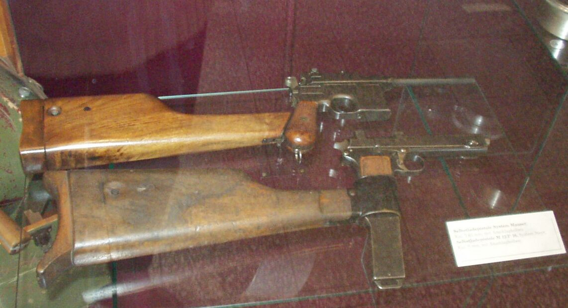 Cận cảnh phiên bản Steyr M1912 với tay cầm được kéo dài để có thể chứa được 16 viên đạn - nghĩa là cơ số đạn dự trữ gấp đôi cơ số đạn trong thiết kế ban đầu. Nguồn ảnh: Gun.