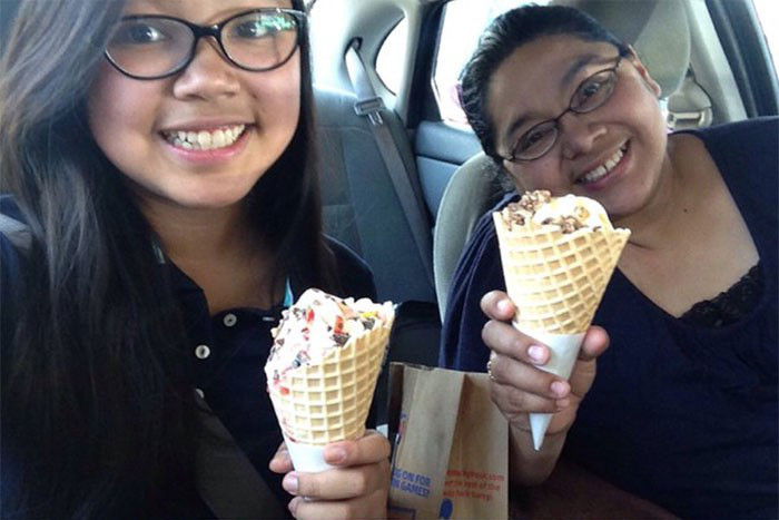 Hai mẹ con chụp ảnh chung khi cô gái học năm thứ nhất Hai mẹ con chụp ảnh chung khi cô gái học năm thứ nhất