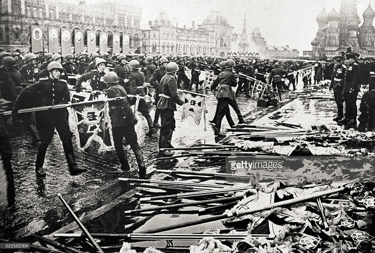 Cờ hiệu của hàng trăm đơn vị lính Phát xít Đức bại trận được Hồng Quân mang về Quảng Trường Đỏ để "báo công". Nguồn ảnh: Archive.