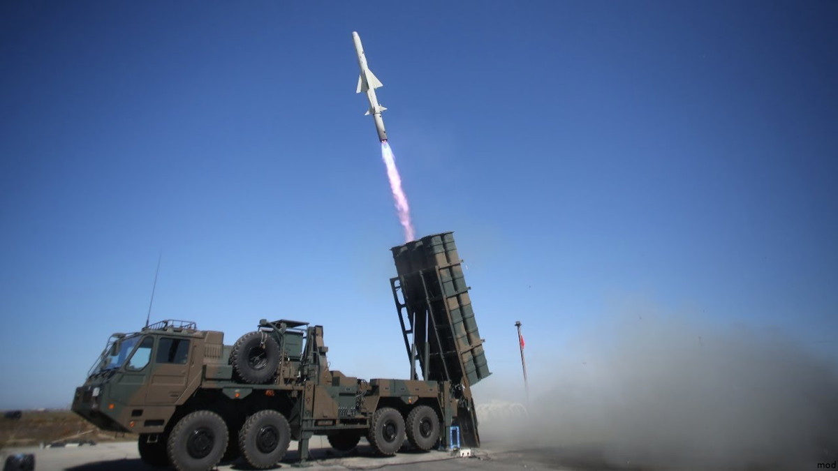 Về phía Nhật Bản, các tên lửa chống hạm của họ được phát triển dành cho mục đích phòng vệ nên ít nhiều các tính năng kỹ chiến thuật của chúng bị hạn chế bởi hiến pháp của nước này, mặt khác Tokyo muốn tập trung sức mạnh vào các biên đội tàu khu trục mang tên lửa dẫn đường nhiều hơn là các hệ thống phòng vệ cố định vốn quá dễ tổn thương trong một cuộc xung đột với quy mô hạn chế. Nguồn ảnh: twitter.