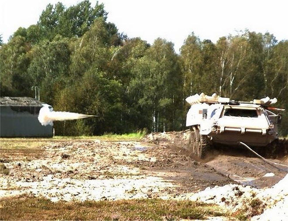 Hệ thống radar của Iron Curtain sẽ theo dõi hướng bay của tên lửa (hay đầu đạn) theo từng centimets một để vẽ lại được chính xác quỹ đạo của mục tiêu. Từ đó, nó sẽ kích hoạt biện pháp đối phó. Biện pháp đối phó này bao gồm một tấm phản ứng nổ, được thiết kế để kích nổ các loại tên lửa trước khi nó tiếp xúc với thân xe. Nguồn ảnh: Tube.