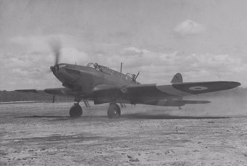 Máy bay ném bom hạng nhẹ Fairey Battle có phi hành đoàn bao gồm 3 người, trong đó có một phi công, một xạ thủ đuôi và một liên lạc kiêm cắt bom. Chiếc máy bay này có chiều dài 12,91 mét, sải cánh rộng 16,46 mét, chiều cao 4,72 mét và có diện tích mặt cánh 39,2 mét vuông. Nguồn ảnh: Warhistory.