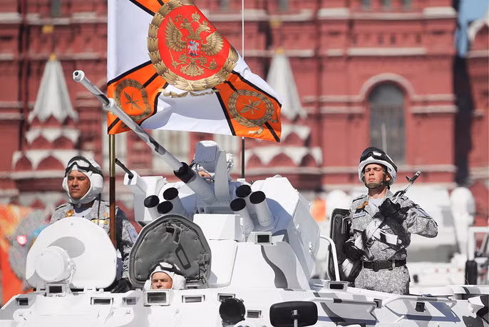 Trong ảnh là xe bọc thép chở quân BTR-82A dẫn đầu đội hình các phương tiện quân sự đặc biệt dành cho môi trường Bắc Cực tiến vào quảng trường. Nguồn ảnh: TASS.