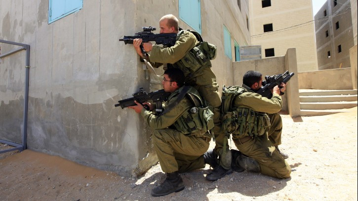 Tavor sử dụng cỡ đạn 5,56 x 45 mm, hộp tiếp đạn 30 viên. Súng được chế tạo với 4 phiên bản. Thân súng có đường ray picatinny dễ dàng lắp thêm phụ kiện khi cần thiết. Tavor có tầm bắn hiệu quả khoảng 550 m. Súng được xuất khẩu cho nhiều quốc gia trên thế giới, gồm Việt Nam. Ảnh: Wikipedia.