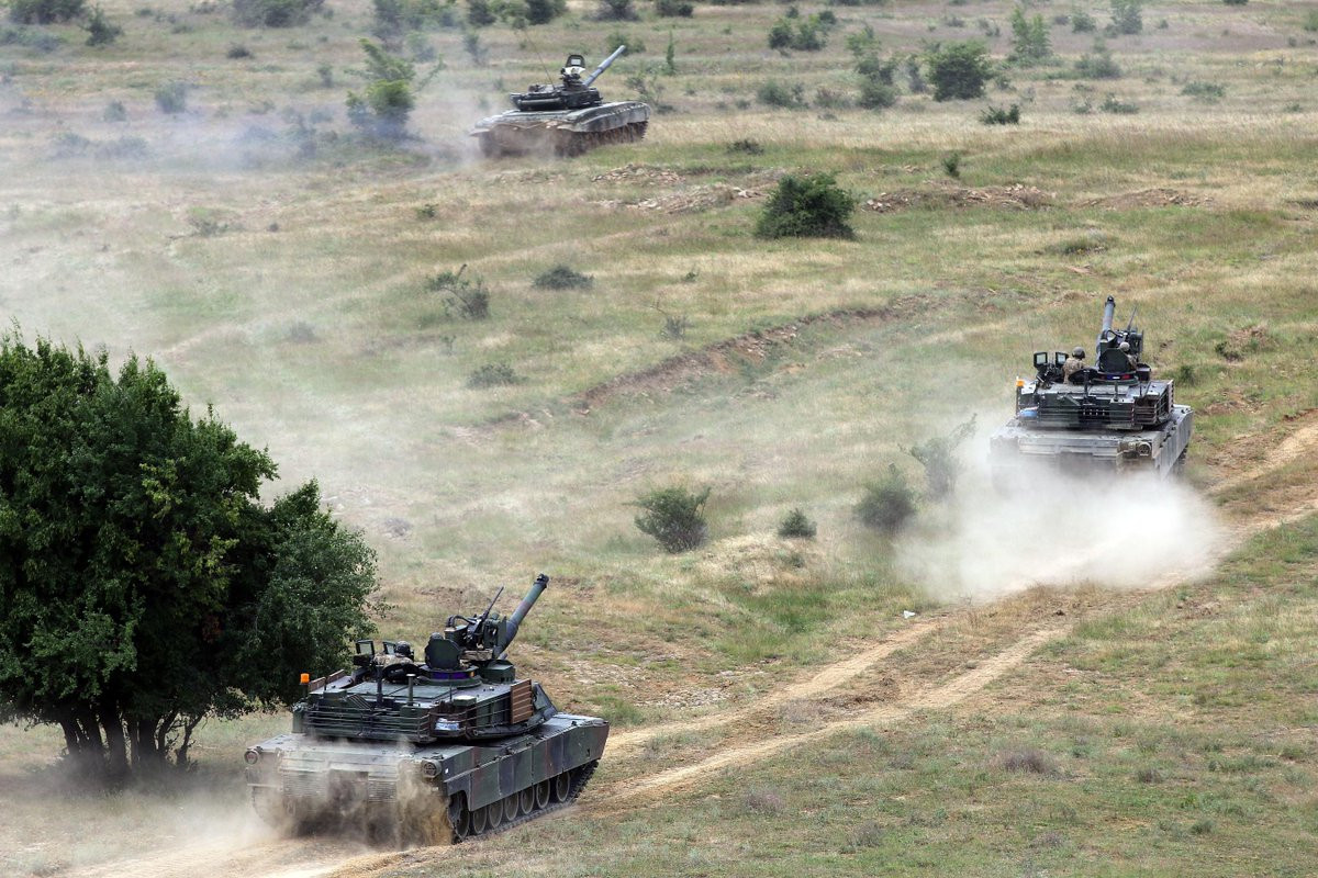 Được trang bị một khẩu pháo nòng trơn M256 với cỡ nòng 120 mm, M1A2 có khả anwng bắn ở khoảng cách tối đa 4000 mét hoặc 8000 mét khi sử dụng tên lửa chống tăng LAHAT. Xe tăng chủ lực M1A2 Abrams vẫn sử dụng kíp lái 4 người và không có hệ thống lái tự động. Nguồn ảnh: Flickr.