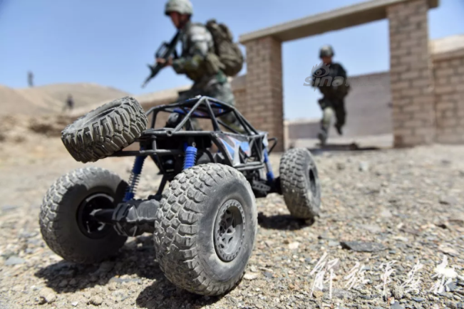 Cuộc tập trận của Quân đội Trung Quốc tại Tân Cương diễn ra từ hôm 23/5 vừa rồi với sự tham gia của các lực lượng đặc chủng trong Quân đội Trung Quốc như lực lượng tình báo trinh sát, tác chiến điện tử, đột kích đường không,... Nguồn ảnh: Sina.