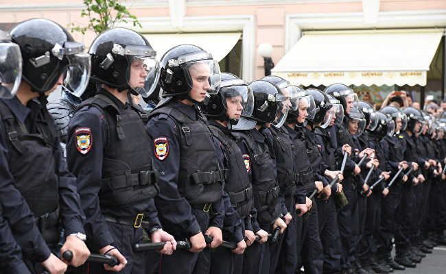 Cảnh sát chống bạo động Nga tham gia diễn tập bảo vệ World Cup 2018. Đặc biệt các thành phố diễn ra World Cup 2018 sẽ được tăng cường thêm lực lượng cảnh sát và an ninh được điều tới từ những thành phố khác trên khắp nước Nga để đảm bảo kỳ World Cup diễn ra trong điều kiện an ninh tốt nhất.