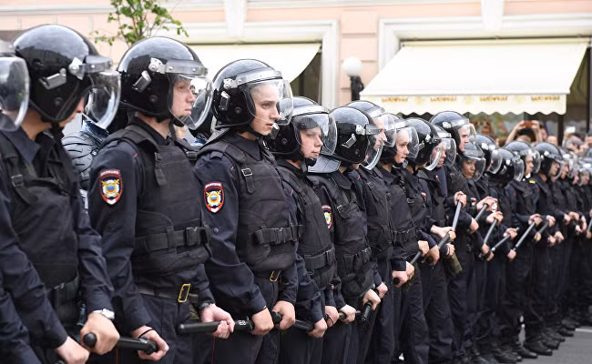 Cảnh sát chống bạo động Nga tham gia diễn tập bảo vệ World Cup 2018. Đặc biệt các thành phố diễn ra World Cup 2018 sẽ được tăng cường thêm lực lượng cảnh sát và an ninh được điều tới từ những thành phố khác trên khắp nước Nga để đảm bảo kỳ World Cup diễn ra trong điều kiện an ninh tốt nhất.