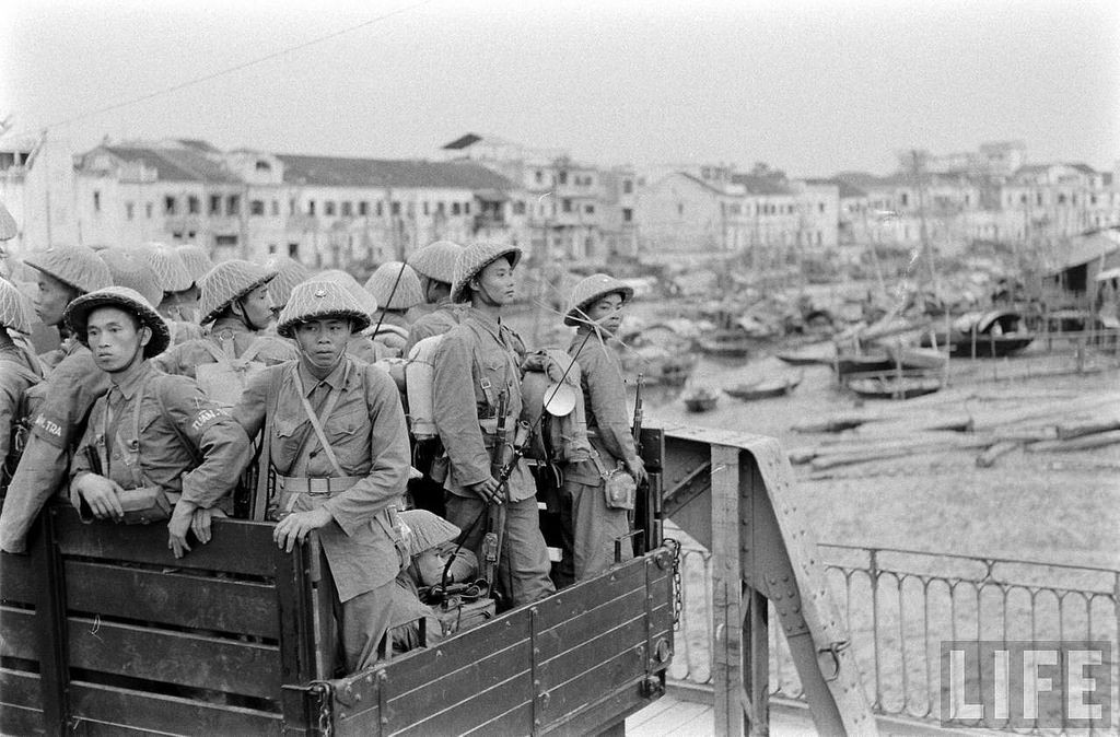 Những bức ảnh hiếm hoi vào ngày giải phóng Hải Phòng cho thấy một Quân đội Nhân dân Việt Nam chính quy, tinh nhuệ và không ngừng trưởng thành sau nhiều gian khó. Nguồn ảnh: Flickr.