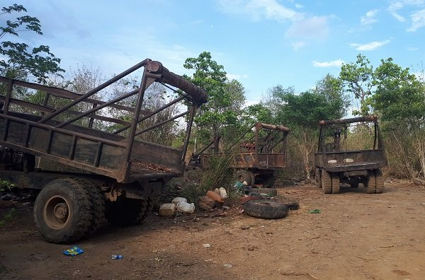 Lán trại và phương tiện phá rừng của Phượng "râu" tập kết sát ĐBP 747 Lán trại và phương tiện phá rừng của Phượng "râu" tập kết sát ĐBP 747