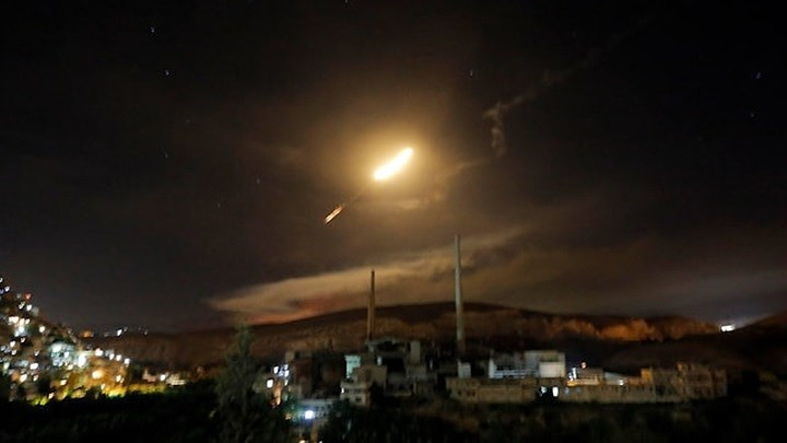 Hỏa lực phòng không đáp trả của Syria. Ảnh: EPA.