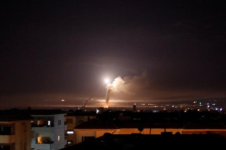 Hỏa lực tên lửa nhìn từ thủ đô Damascus của Syria. Ảnh: Reuters.