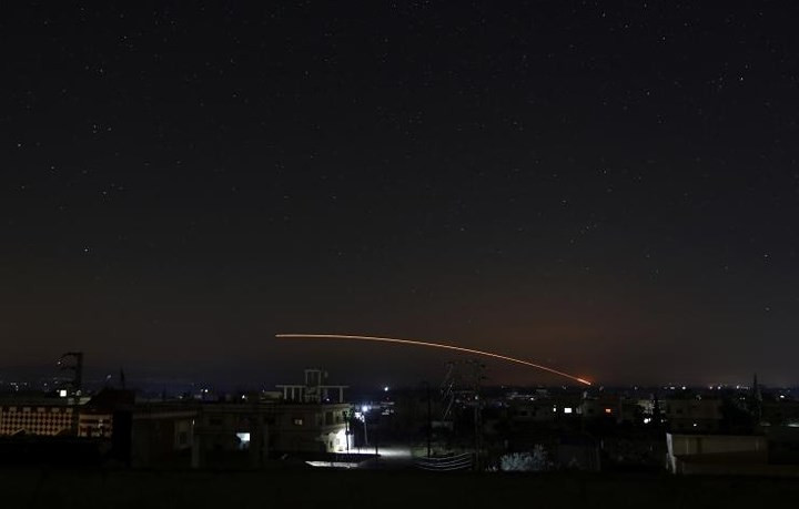 Đường cầu vồng mà tên lửa vạch ra trên nền trời đen. Ảnh: Reuters.