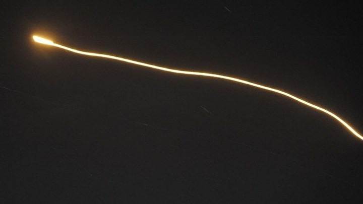 “Rồng lửa” sáng rực. Ảnh: AFP.