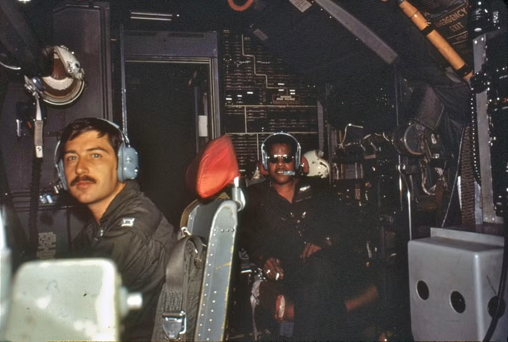 Mỗi chiếc KC-135 trong chiến tranh Việt Nam có phi hành đoàn tổng cộng 5 người bao gồm hai phi công, một dẫn đường, một liên lạc và một điều khiển vòi tiếp liệu. Nguồn ảnh: Flickr.