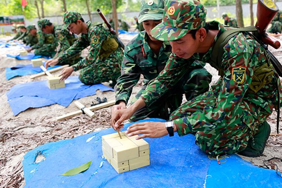 Việc gói thuốc nổ, tra kíp được chiến sĩ mới thực hiện rất thành thục.