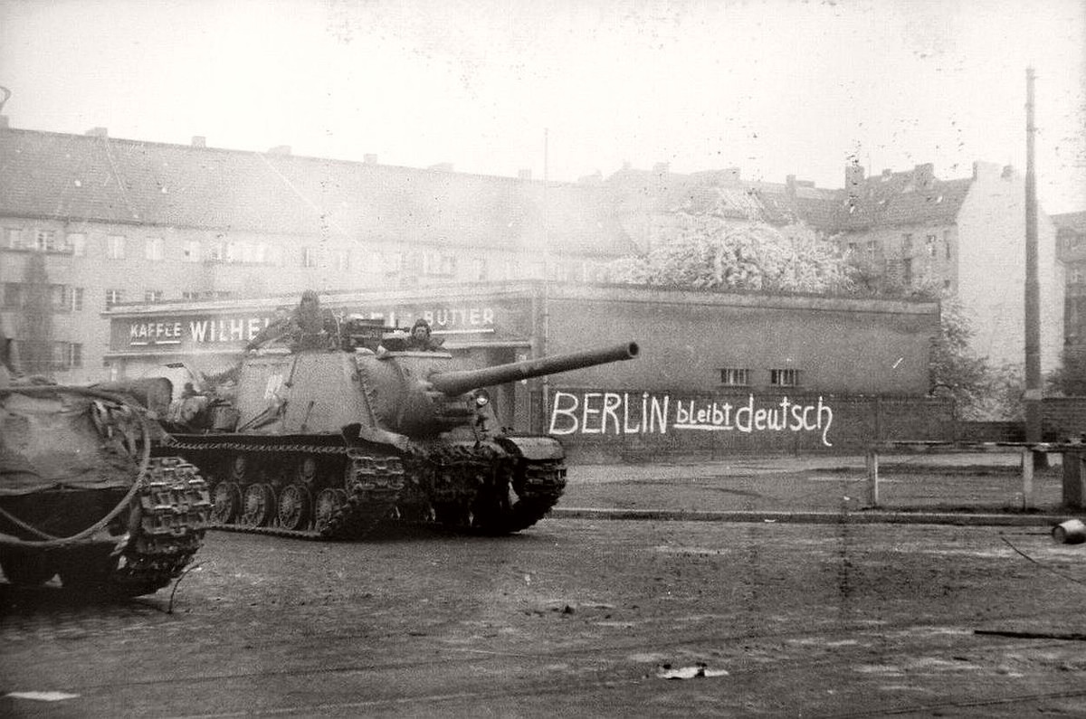 Dòng chữ trên tường có nghĩa "Berlin vẫn là một phần của nước Đức". Nguồn ảnh: Vintage.