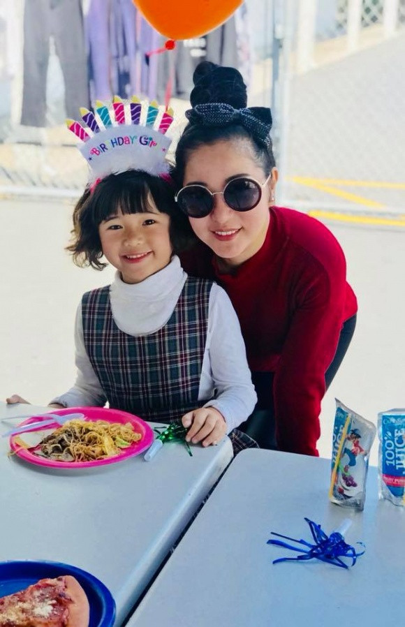 Sinh nhật tròn 7 tuổi của con gái, Thúy Nga mua đồ ăn đãi... toàn trường