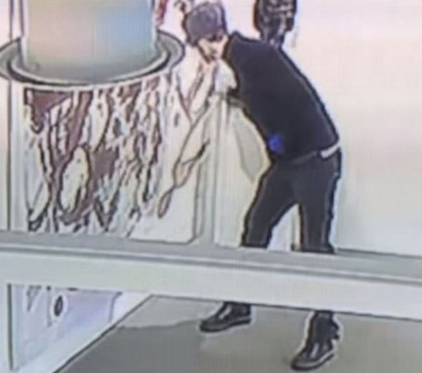 Nicholas dùng dao rạch lên bức tranh 80 tỉ đồng.