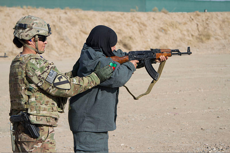 Thậm chí ông còn cho biết, các sĩ quan chỉ huy của Afghanistan cũng thường sử dụng khẩu súng ngắn loại Makarov thay cho các khẩu súng ngắn loại M1911 do Mỹ cung cấp "kể cả khi chỉ huy không mấy khi dùng đến súng" - ông cho biết thêm. Nguồn ảnh: Rifle.