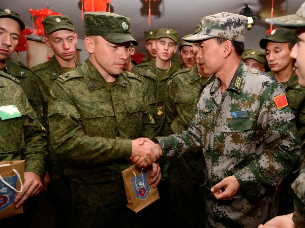 Theo đó, các bên tham gia đã trao đổi ý kiến về các vấn đề quốc tế và khu vực cung như về việc tăng cường hợp tác quân sự giữa Trung Quốc và Nga trong tương lai. Sau cuộc hội đàm, cả hai bên đều đạt được sự đồng thuận cao về việc tăng cường hợp tác quân sự giữa Bắc Kinh và Moscow. Nguồn ảnh: TASS.