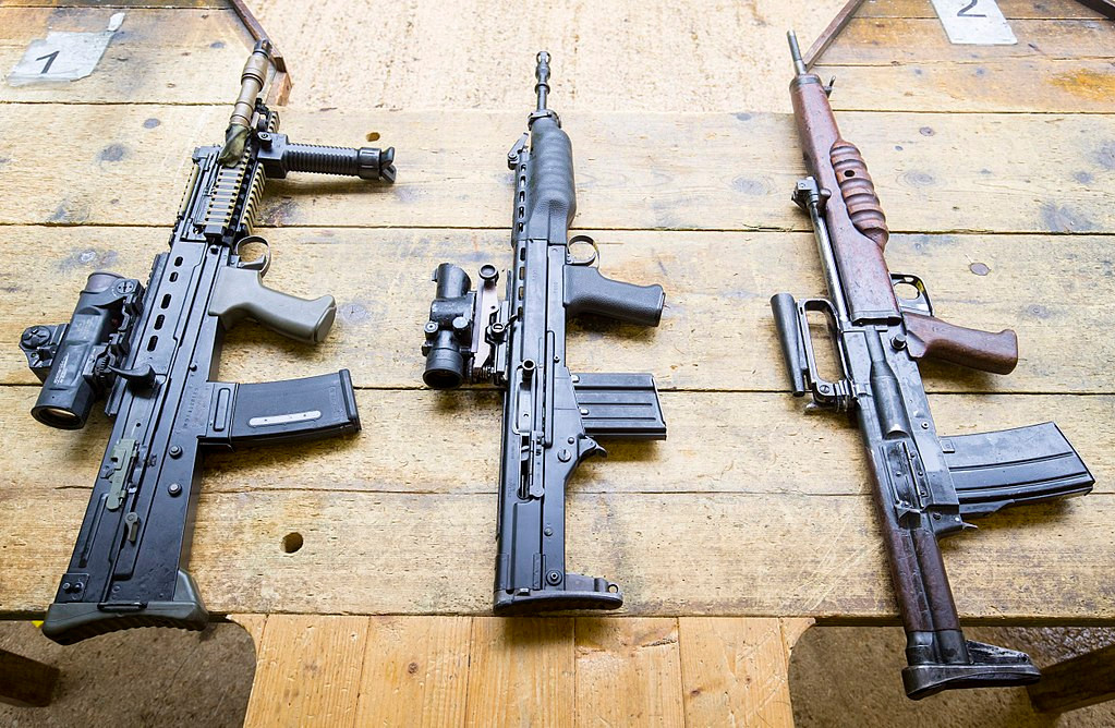 Khẩu súng trường tấn công kiểu Bullpup này có trọng lượng chỉ 3,48 kg khi không mang theo đạn. Súng có chiều dài 889mm trong khi đó chiều dài nòng súng là 623mm - tương đương với khoảng 70% chiều dài tổng thể của khẩu súng này. Nguồn ảnh: Brist.