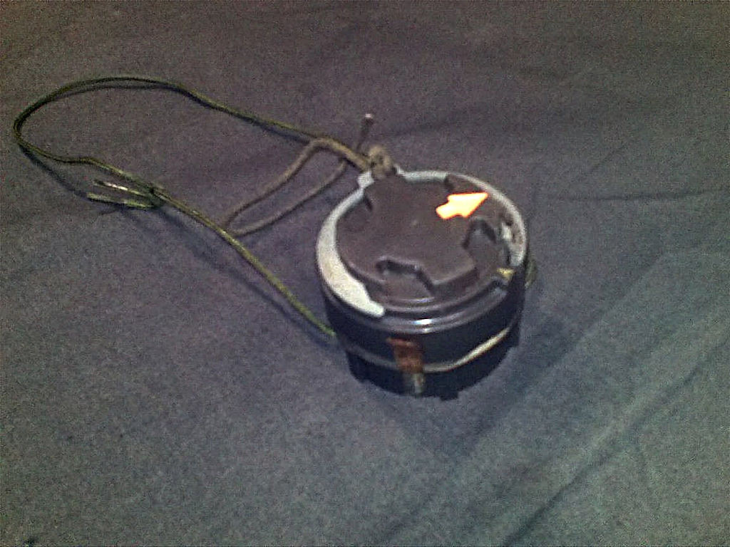 Kể từ những năm 70 của thế kỷ trước, loại mìn được kích nổ bởi sóng từ trường do máy dò mìn tạo ra đã được cho là xuất hiện. Loại mìn này sẽ tự kích nổ ngay lập tức khi phát hiện ra chúng đang bị... dò. Điều này sẽ gây hoang mang cực độ cho các lực lượng tham gia công tác dò mìn vì máy dò mìn của họ lúc này đã biết thành thiết bị kích hoạt mìn. Nguồn ảnh: Wiki.