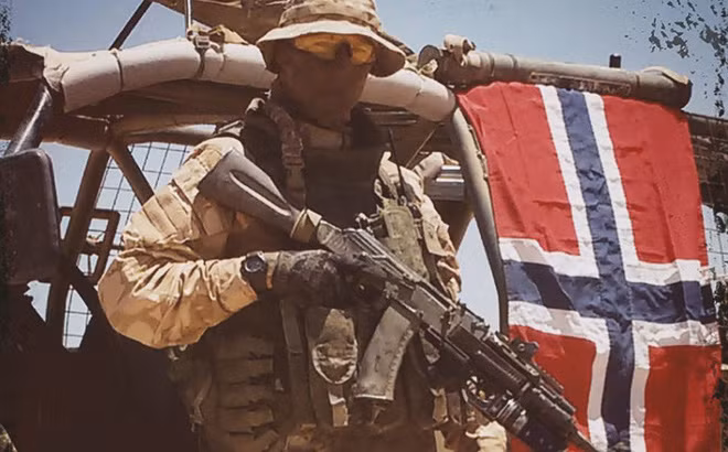 Mặc dù các đơn vị lính tình nguyện châu Âu tham chiến chống IS tại Syria hay Iraq không phải là chuyện mới, nhưng việc một đơn vị lính tình nguyện Đan Mạch chiến đấu dưới sự chỉ huy của Quân đội Syria và Nga là điều chưa từng xảy ra trong nhiều năm xung đột tại quốc gia này. Và hình ảnh đầu tiên về lực lượng này chỉ mới được biết tới trong thời gian gần đây. Nguồn ảnh: Skandinaviskfrihe.