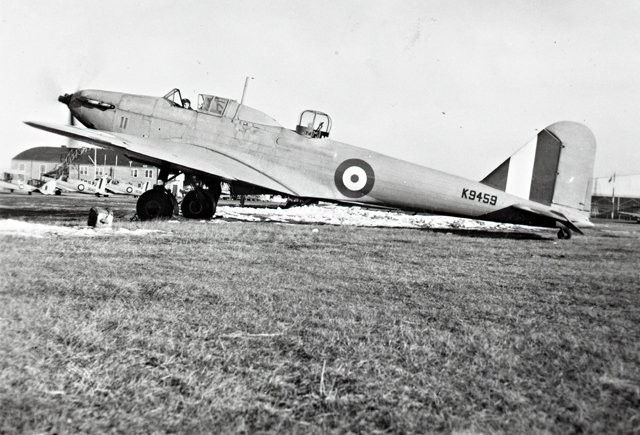 Cụ thể, các phi công cho biết những chiếc Fairey Battle có lớp bọc giáp quá mỏng dù nó là một máy bay ném bom. Kỹ thuật ném bom thời điểm này đòi hỏi phi công phải thực hiện động tác bổ nhào - nghĩa là phải đâm thẳng xuống mục tiêu khiến cho lúc này, hỏa lực phòng không của đối phương có thể dễ dàng tiêu diệt chiếc Fairey Battle. Nguồn ảnh: Wings.